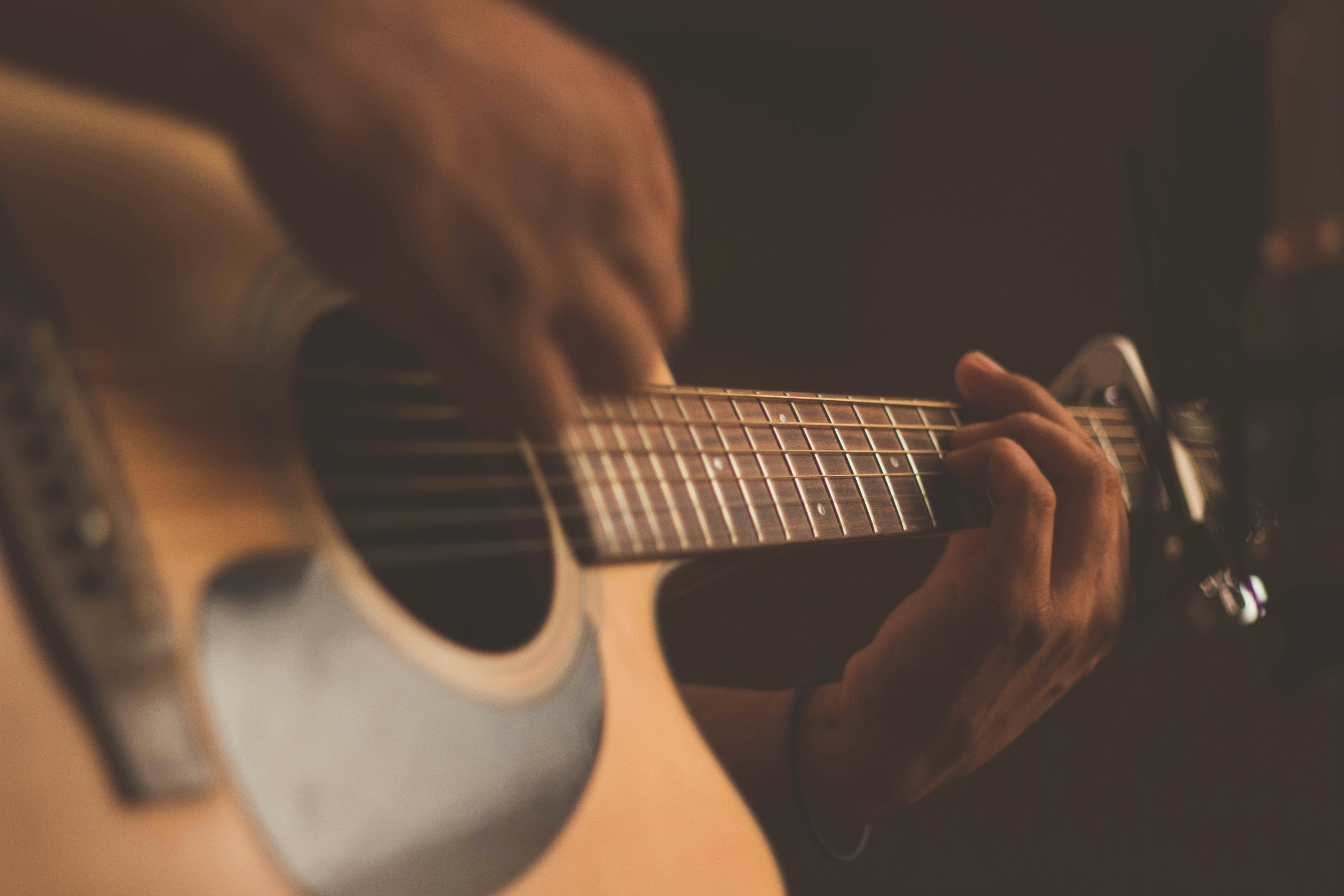 ¿Hasta qué punto la adaptación de acordes define el género musical?