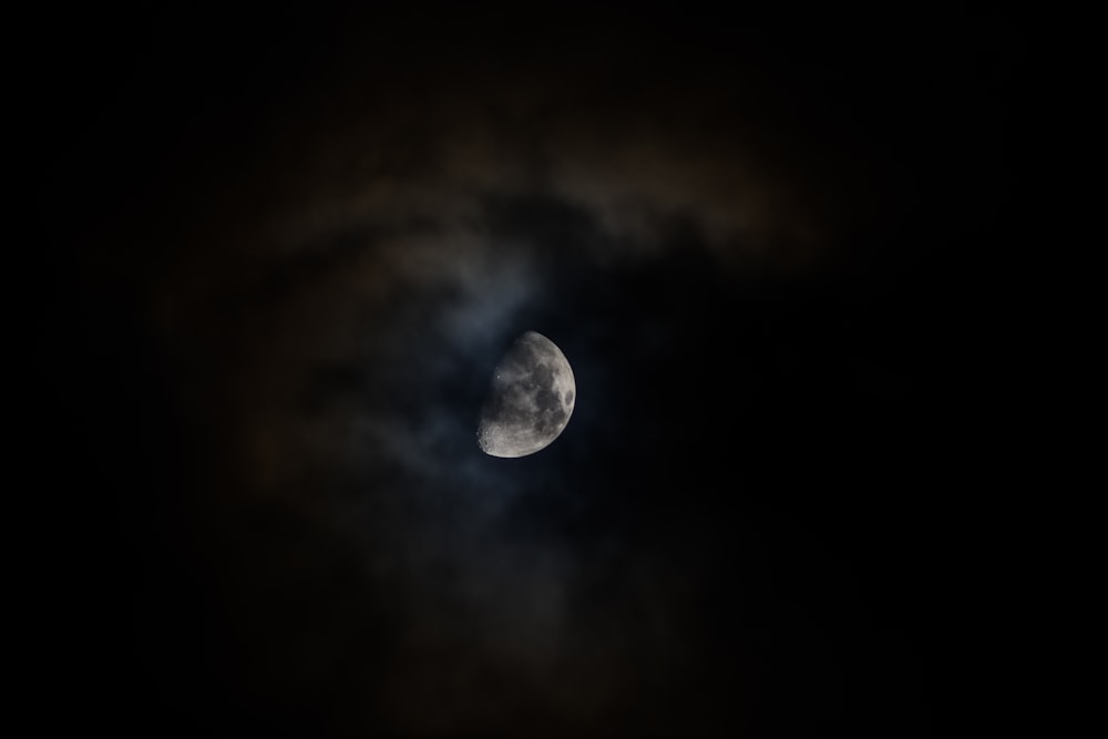 Lune dans le ciel nocturne