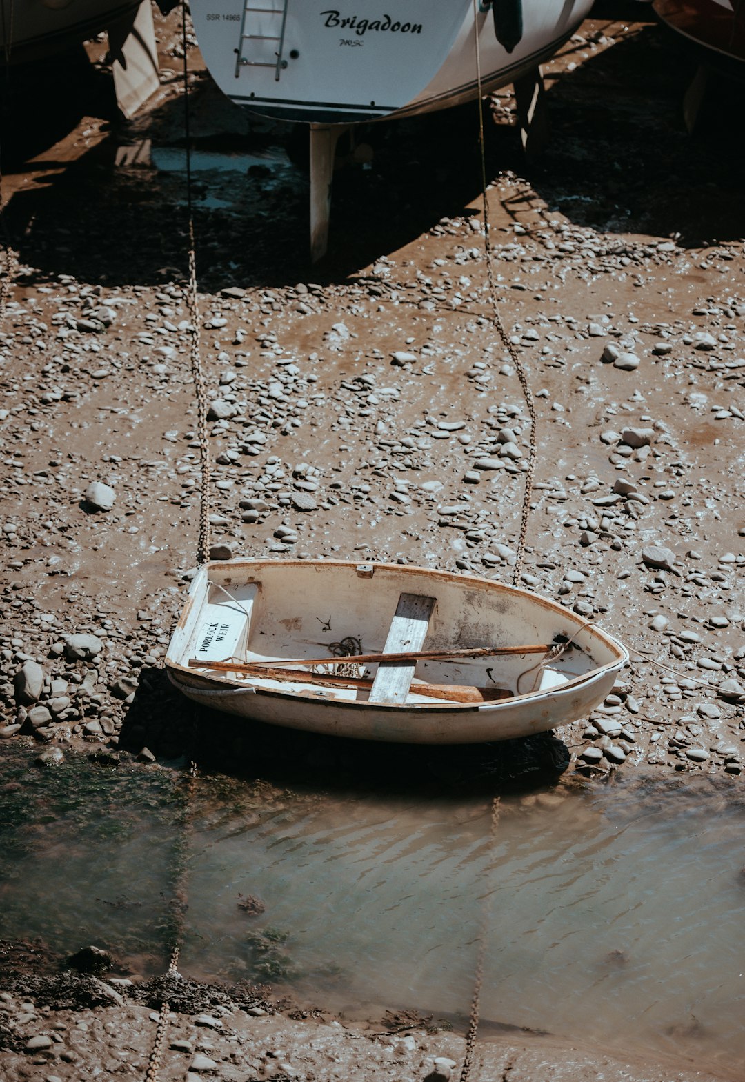 white jon boat on seashore