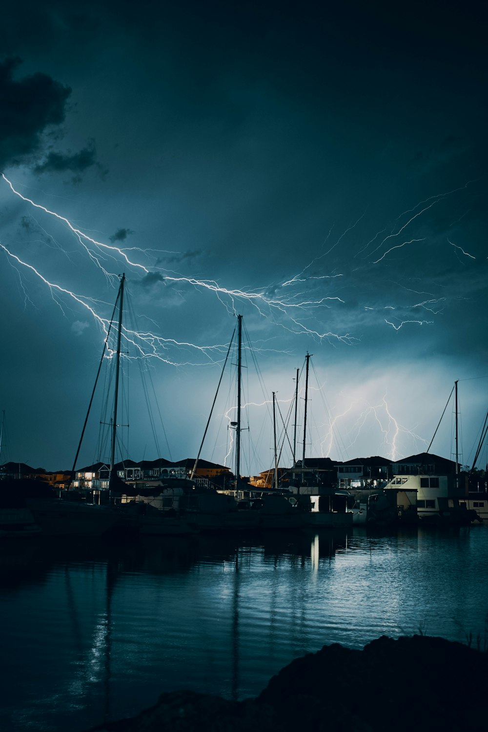 lightning on the sky during nighttime