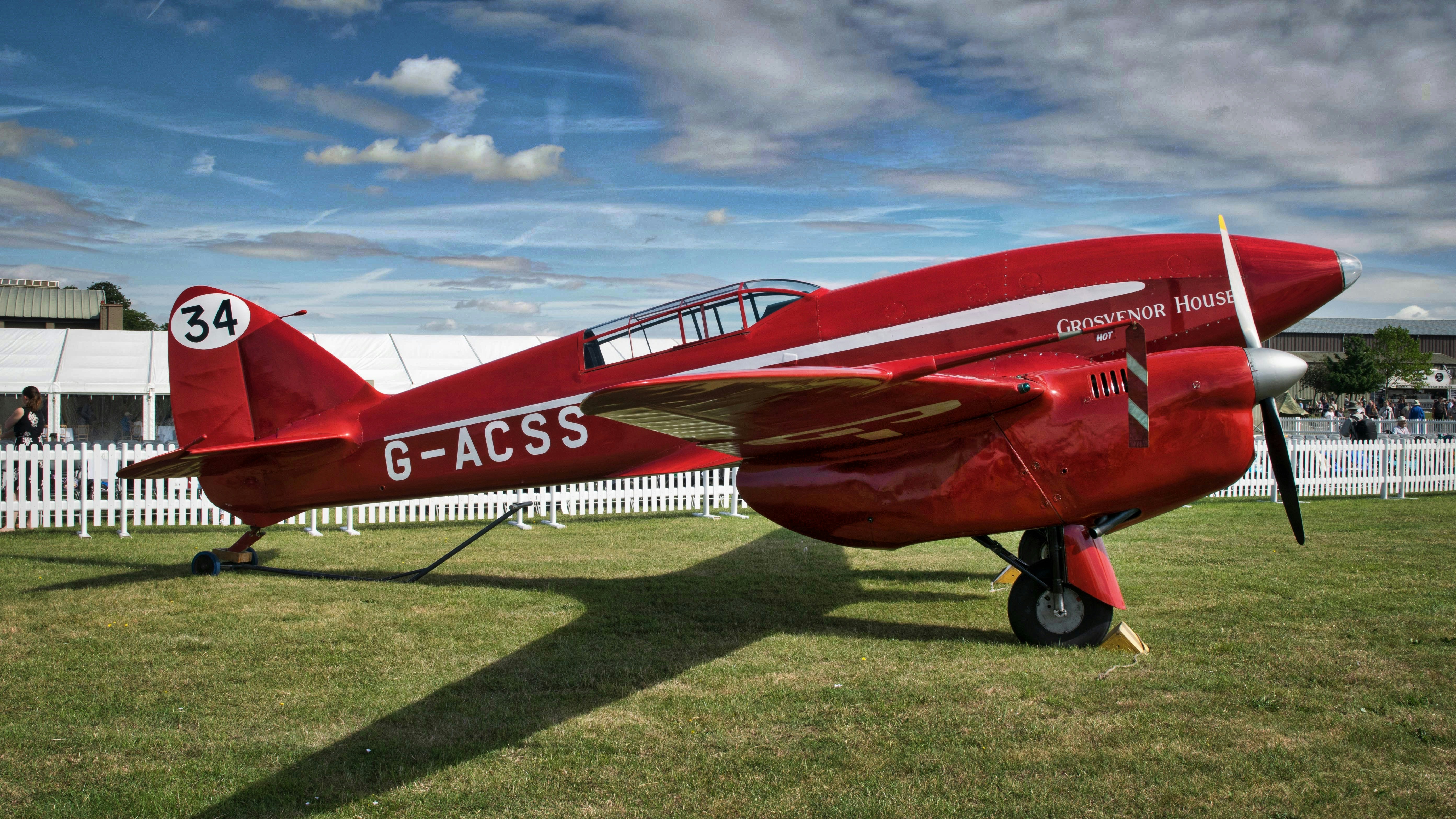 monoplane on grass, de Havilland DH.88 Comet