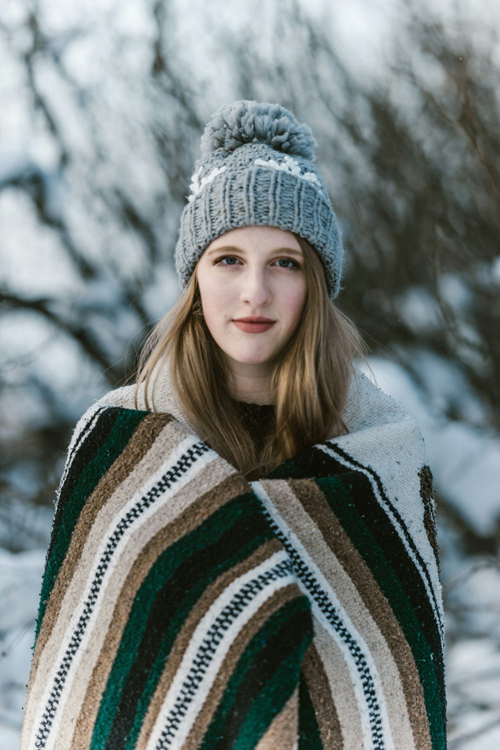 Selektive Fokusfotografie einer Frau mit Poncho