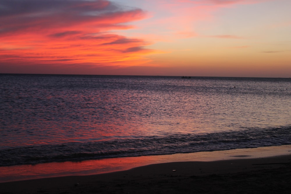 L’eau bleue de l’océan sous le coucher du soleil