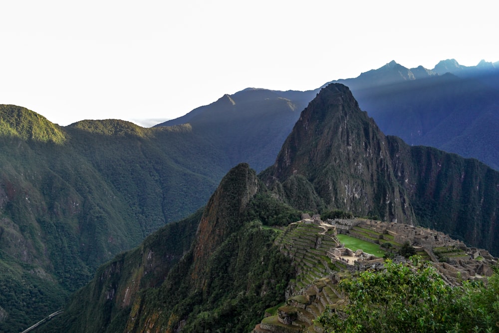 Paisaje de montaña bajo cielo azul