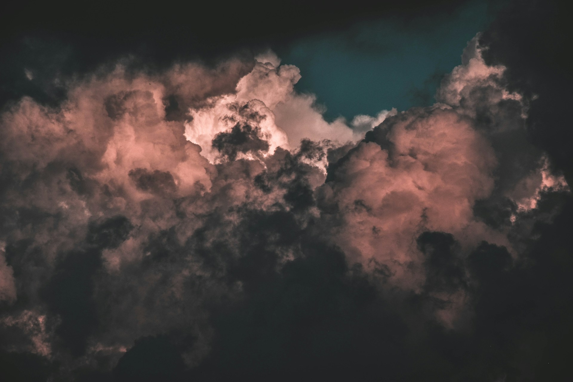 photo of gloomy sky