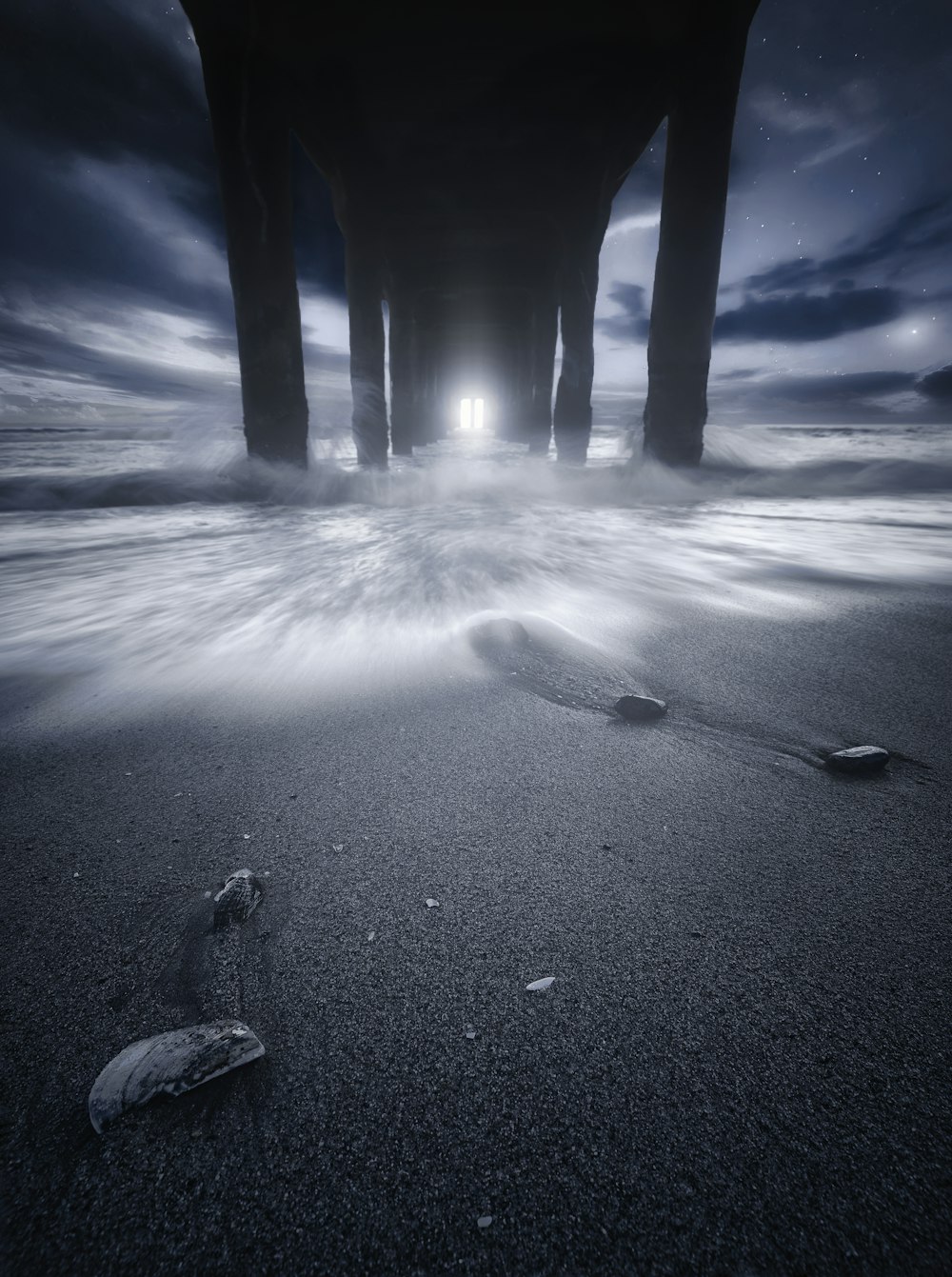 aguas ondulantes bajo muelle de madera gris