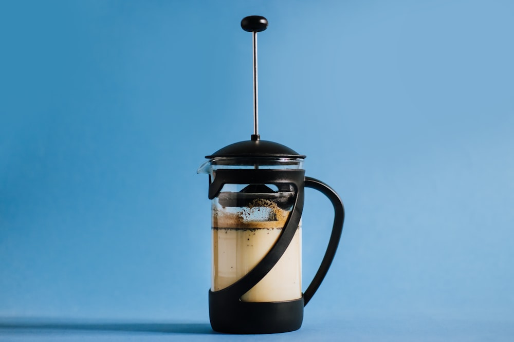 foto ravvicinata della pressa da caffè nera