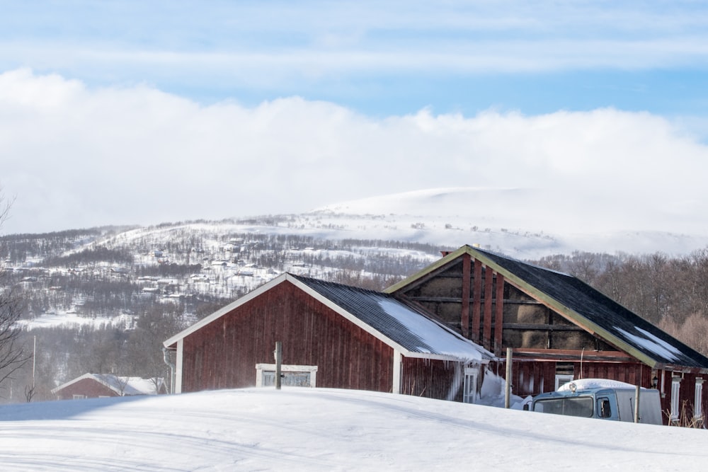 雪に覆われた山の納屋