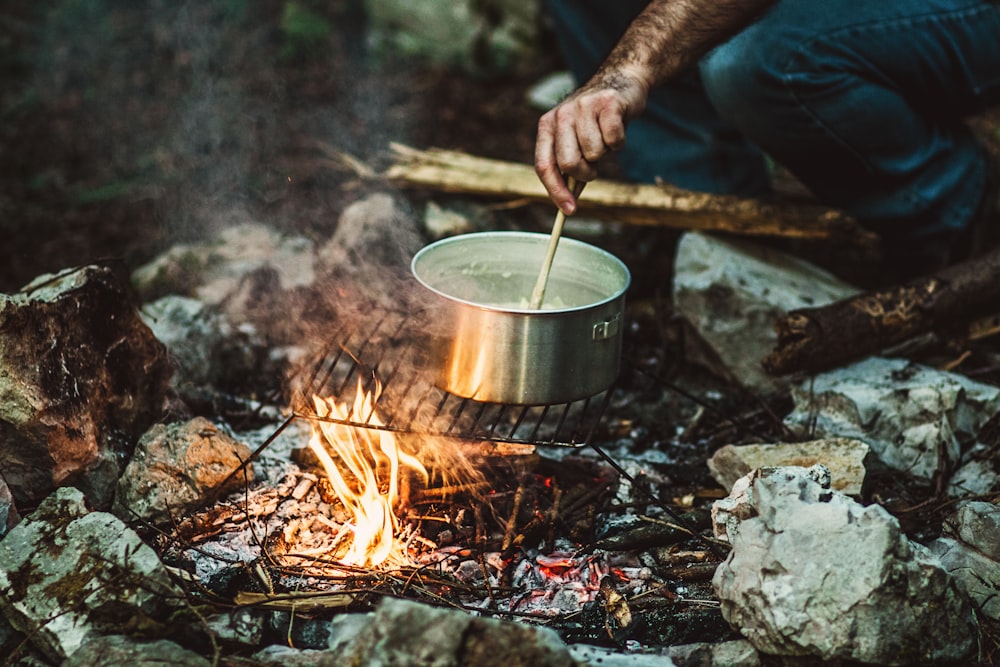 pessoa cozinhando em fogo de osso