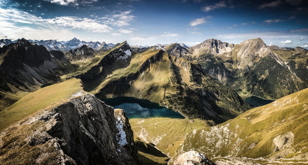 Vue de dessus de la montagne pendant la journée