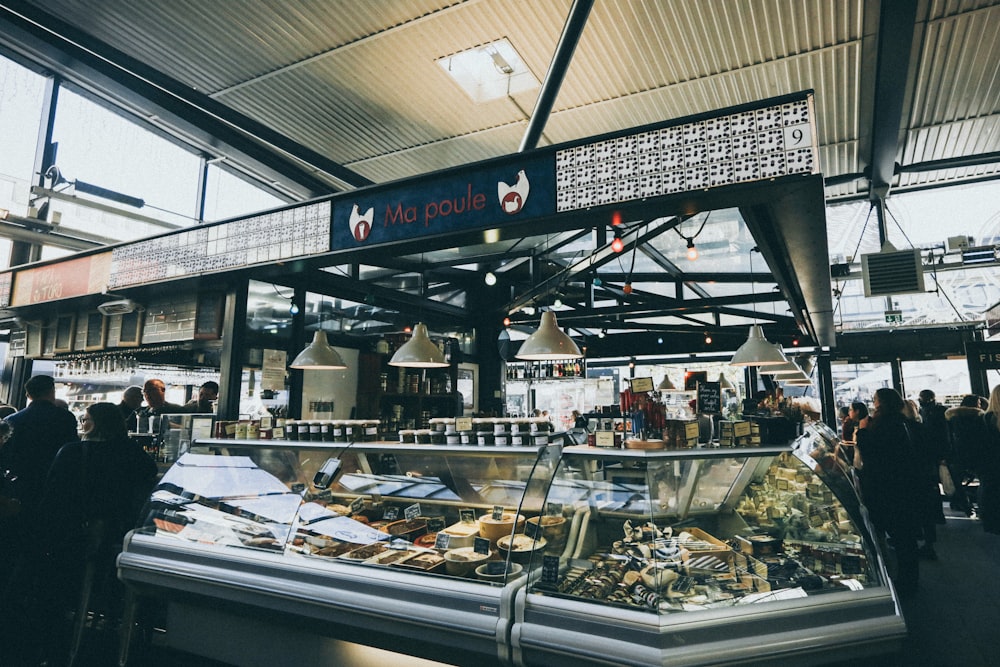 Exhibición de pasteles Ma Poule en el mercado durante el día