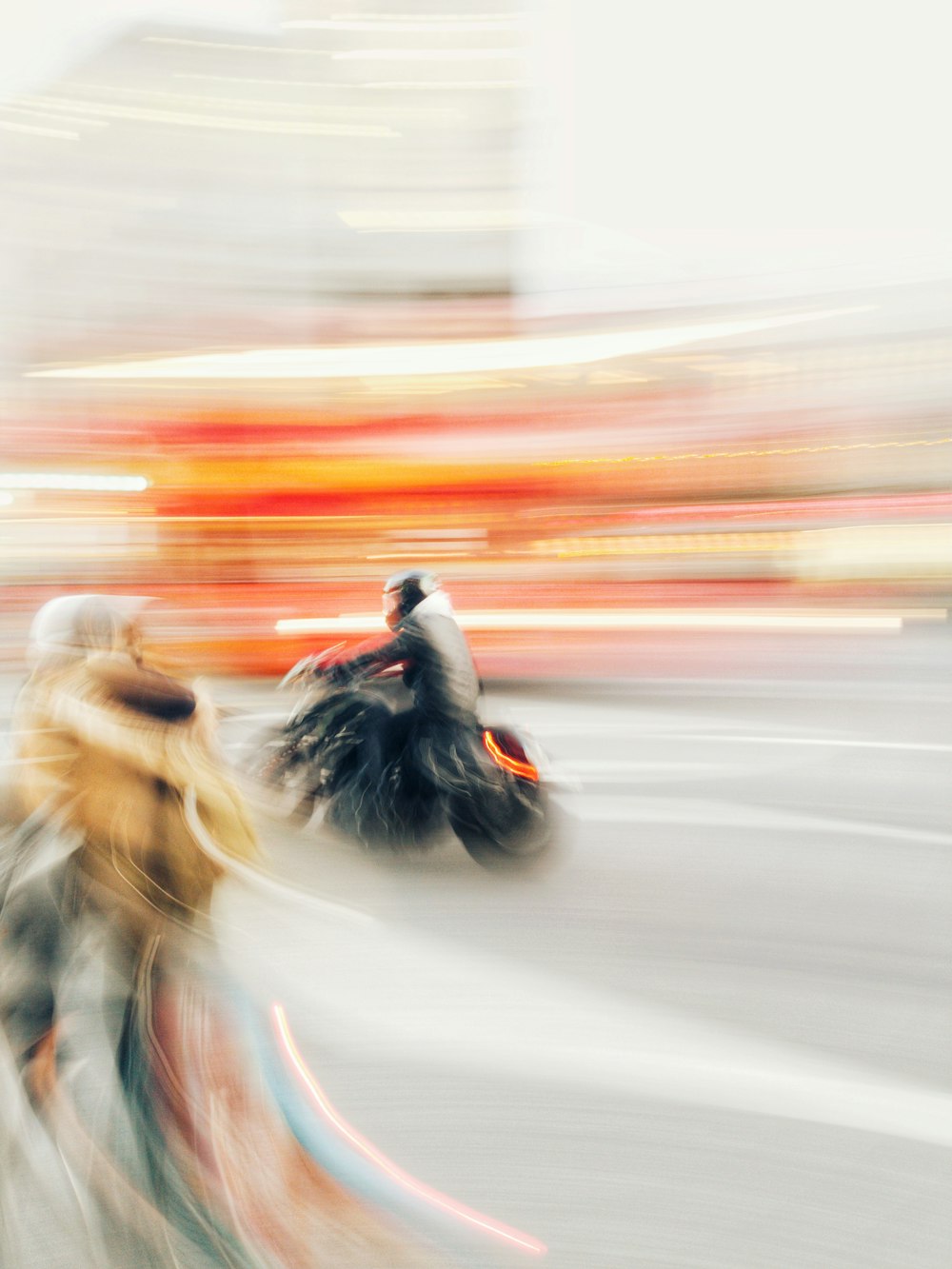 バイクに乗った男性のタイムラプス写真