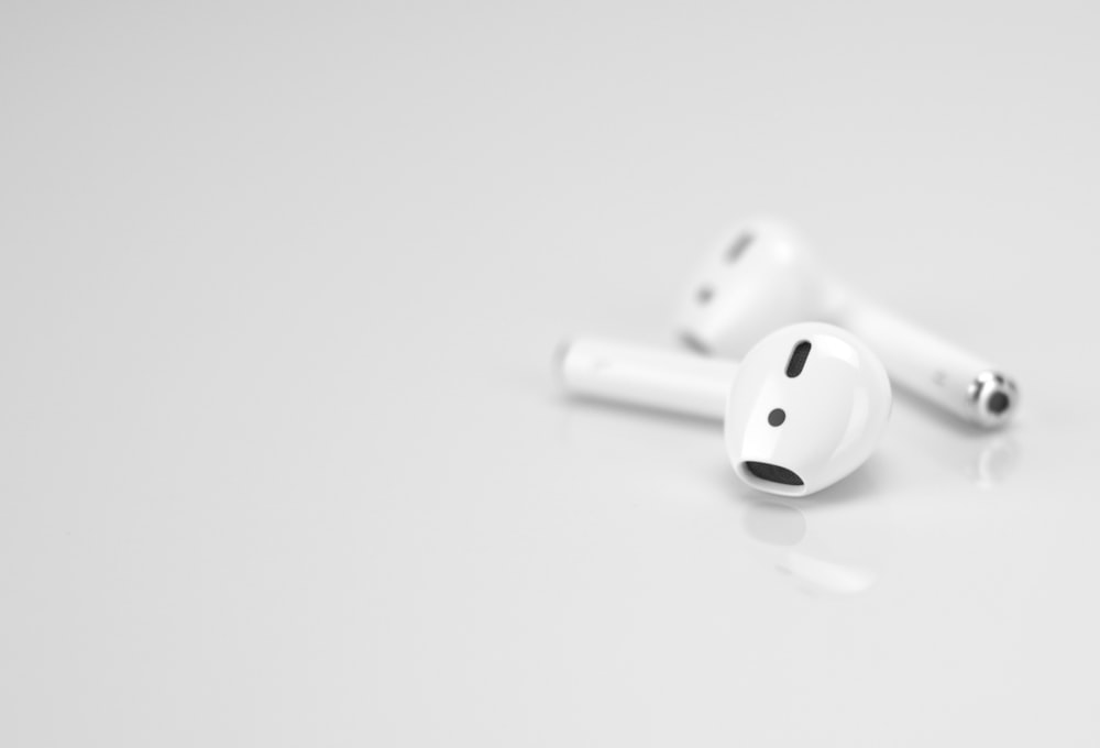 흰색 표면의 Apple AirPods