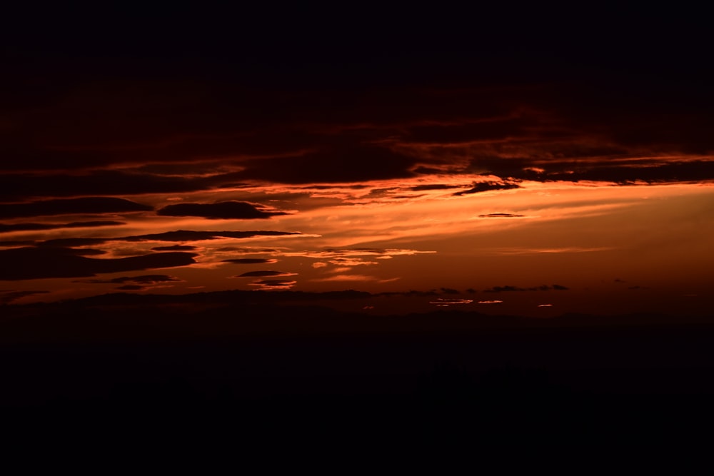 Photographie en plongée du ciel sous l’heure dorée