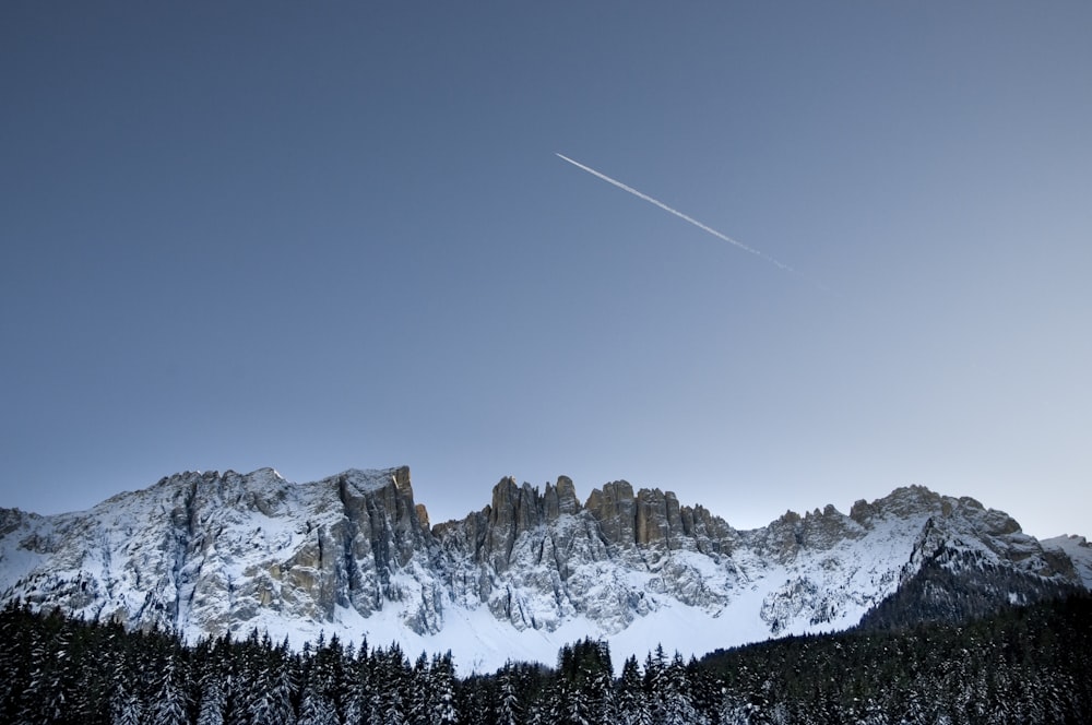 photo de paysage de montagne couverte de neige