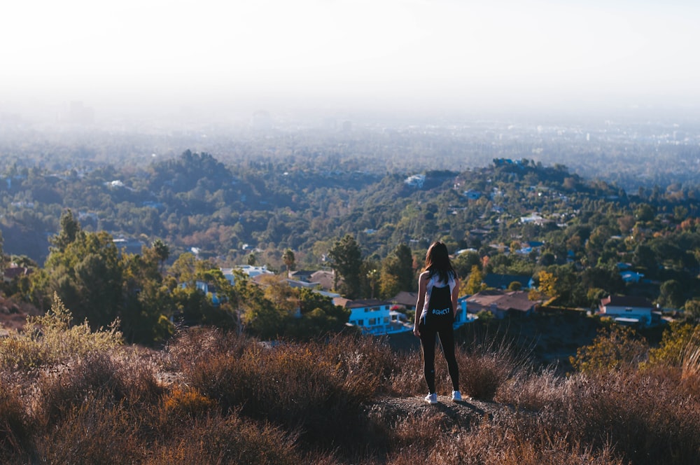 femme sur la vue de la montagne