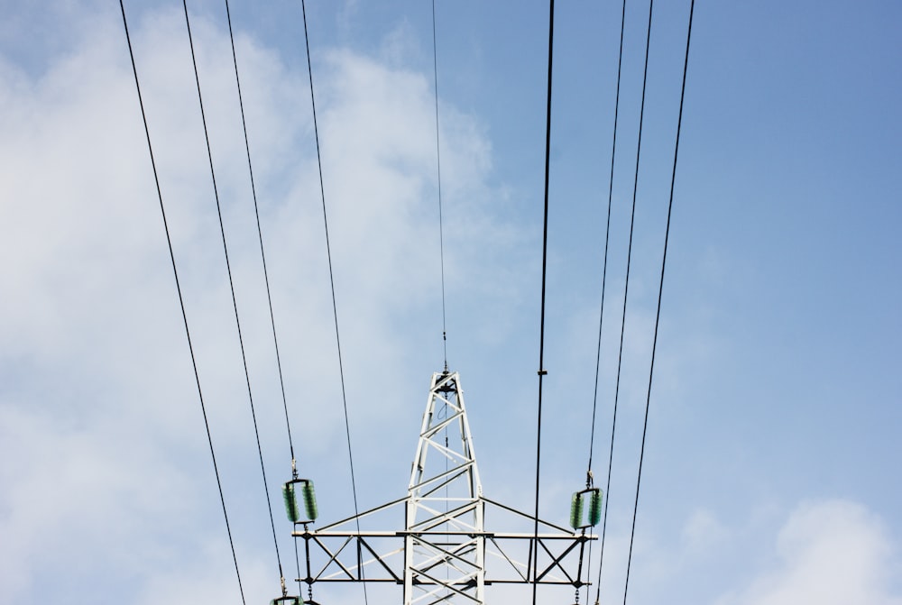 Elektrischer Pfosten aus weißem Stahl unter weißen Wolken