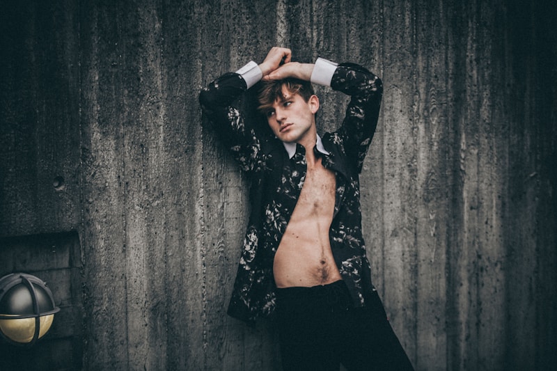 Posado junto a pared de hormigón