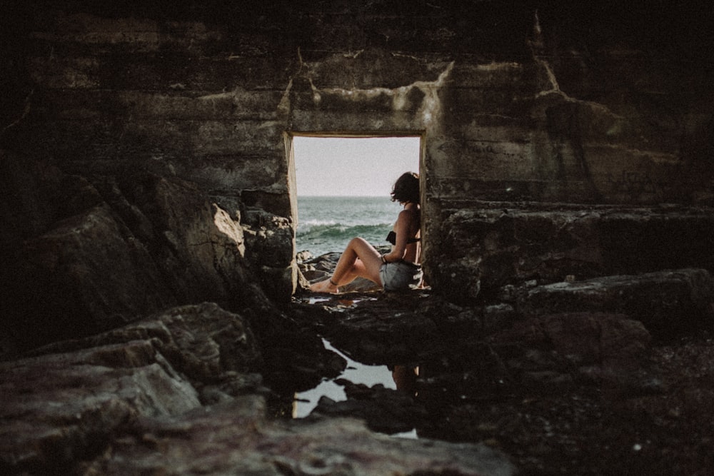 Mujer sentada dentro de la cueva