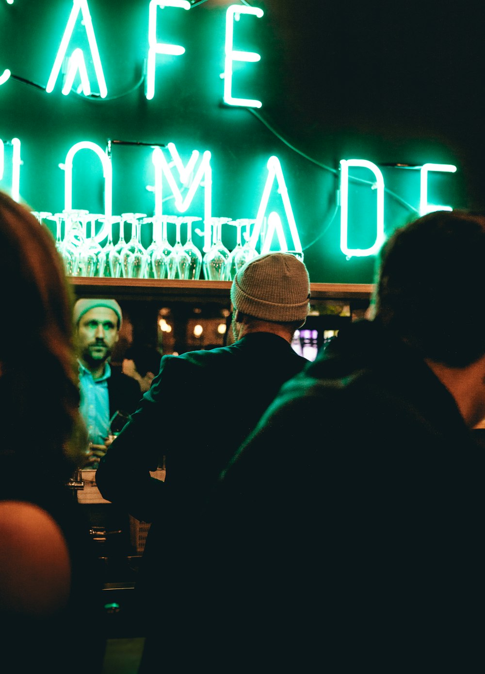 Menschen in der Bar tagsüber