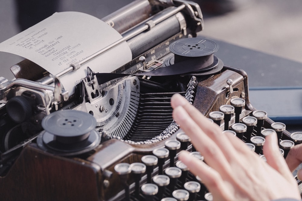Persona escribiendo con máquina de escribir