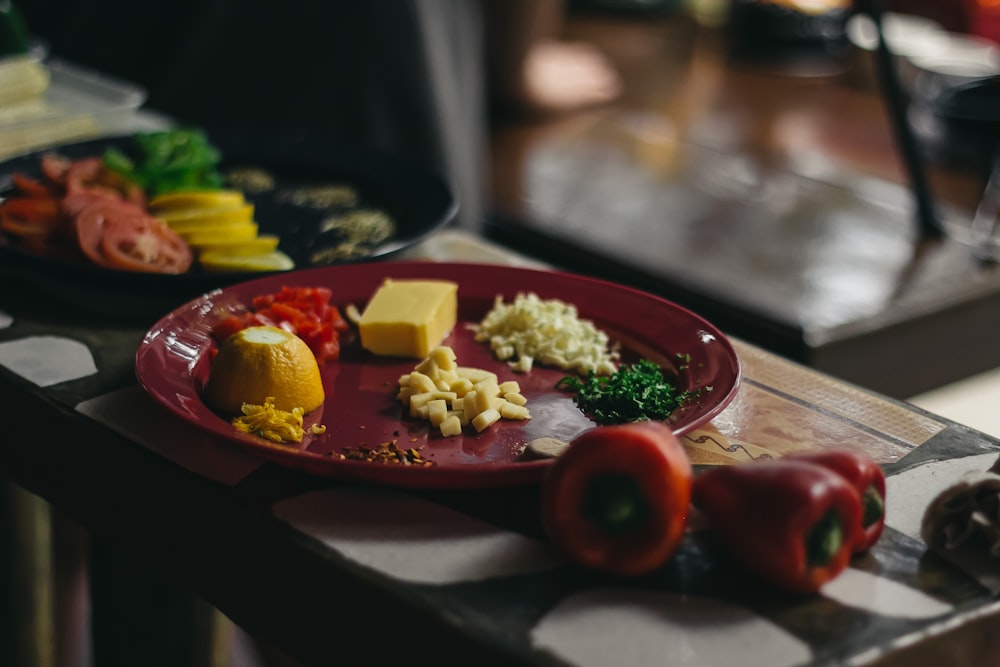 Aliments tranchés sur une assiette ronde en céramique rouge