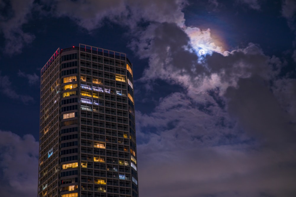 Edificio de gran altura bajo cúmulos de nubes