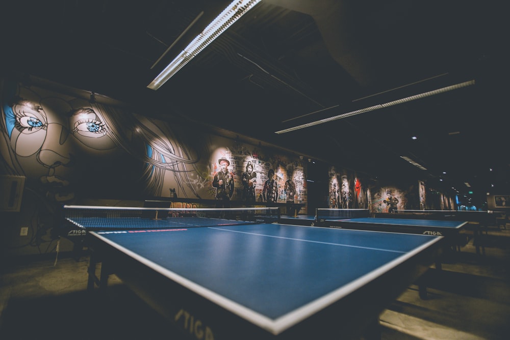 Mise au point sélective de la table de ping-pong bleue