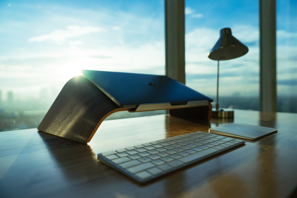 Clavier sans fil argenté sur le dessus de la table