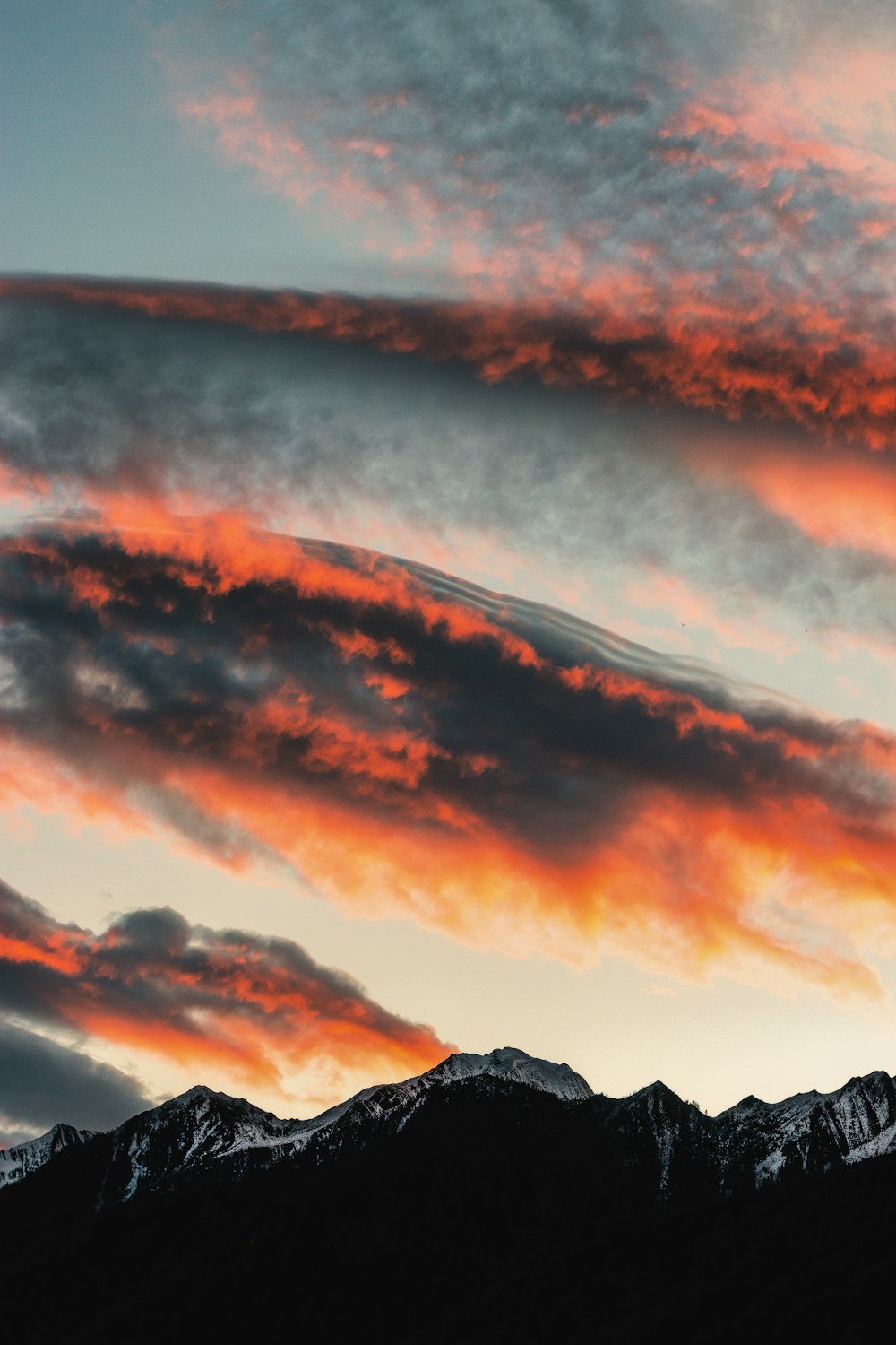 Fotografía de cielo naranja y negro