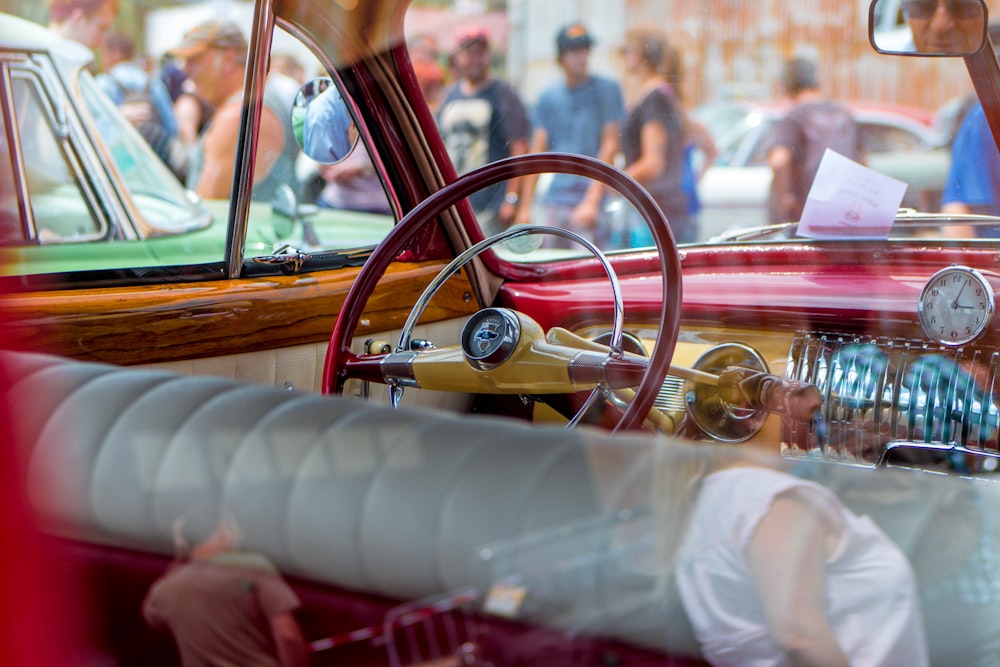 Fotografía del interior del vehículo rojo y marrón