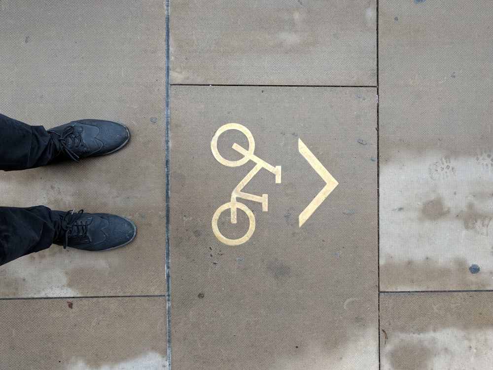 Person, die auf Fahrradabstellplatz steht