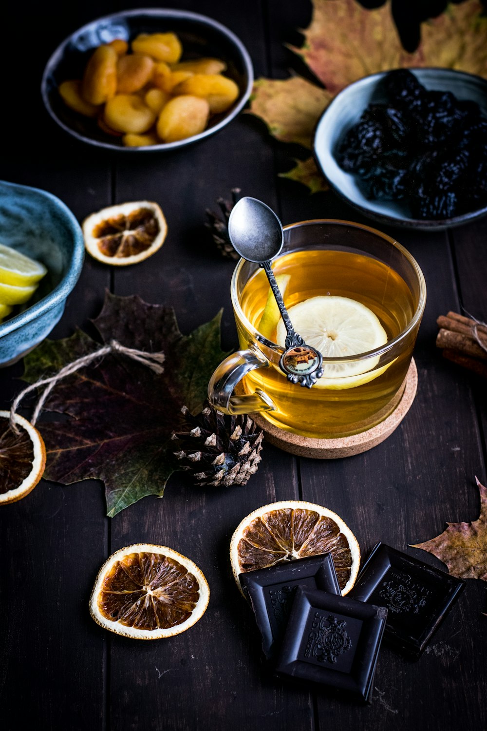 taza de té de vidrio transparente sobre la mesa