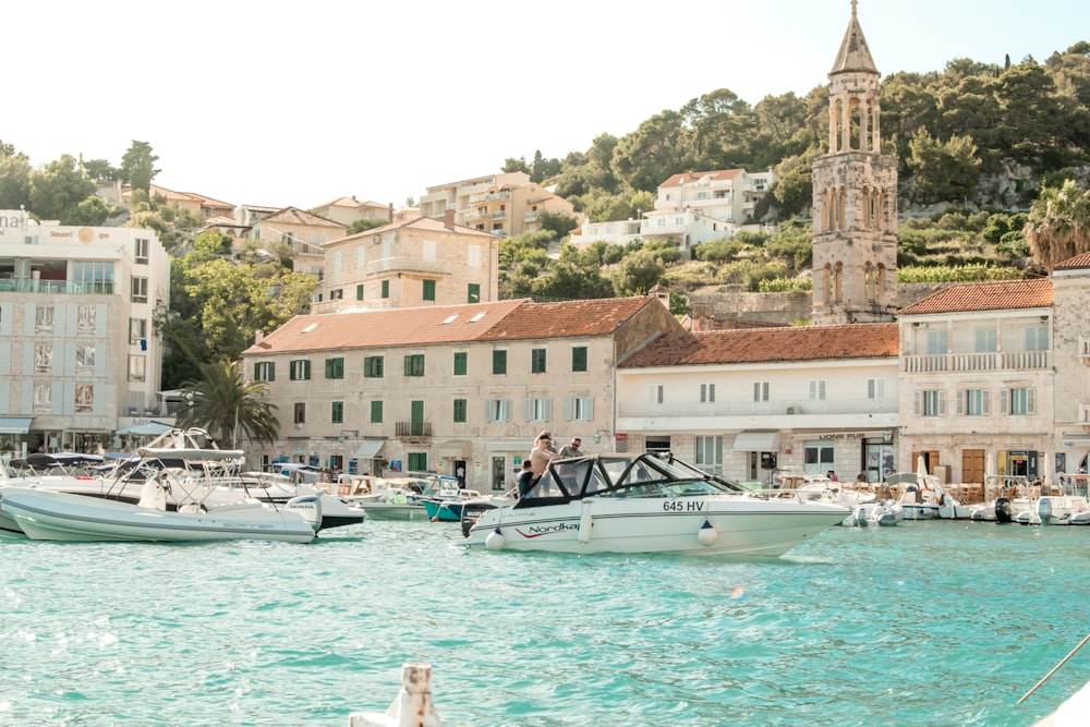 Bateaux blancs près du port pendant la journée