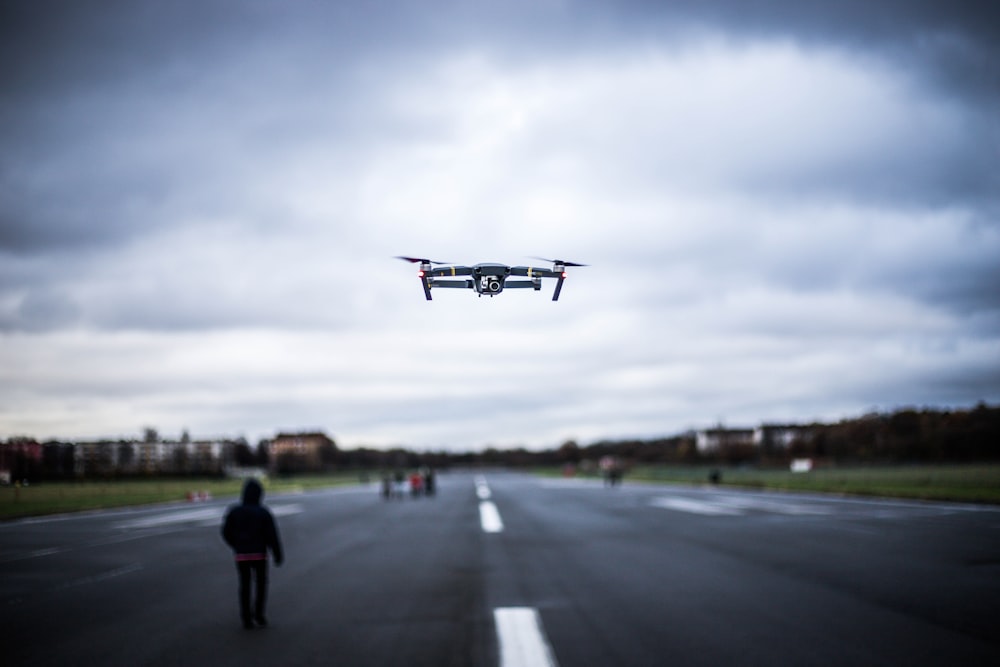 Drone blanc volant près de la route