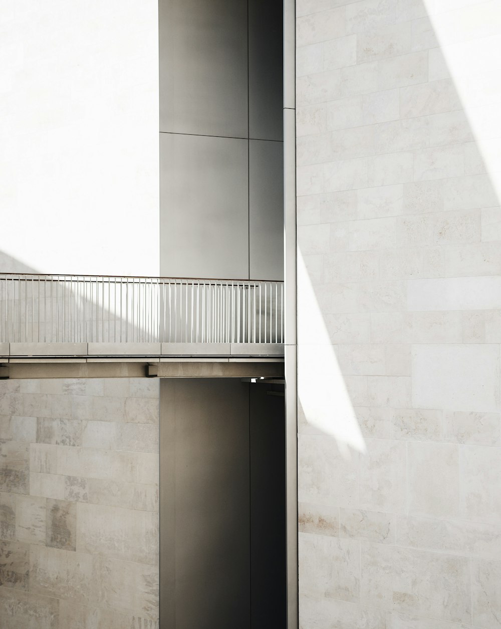 Pont en béton blanc