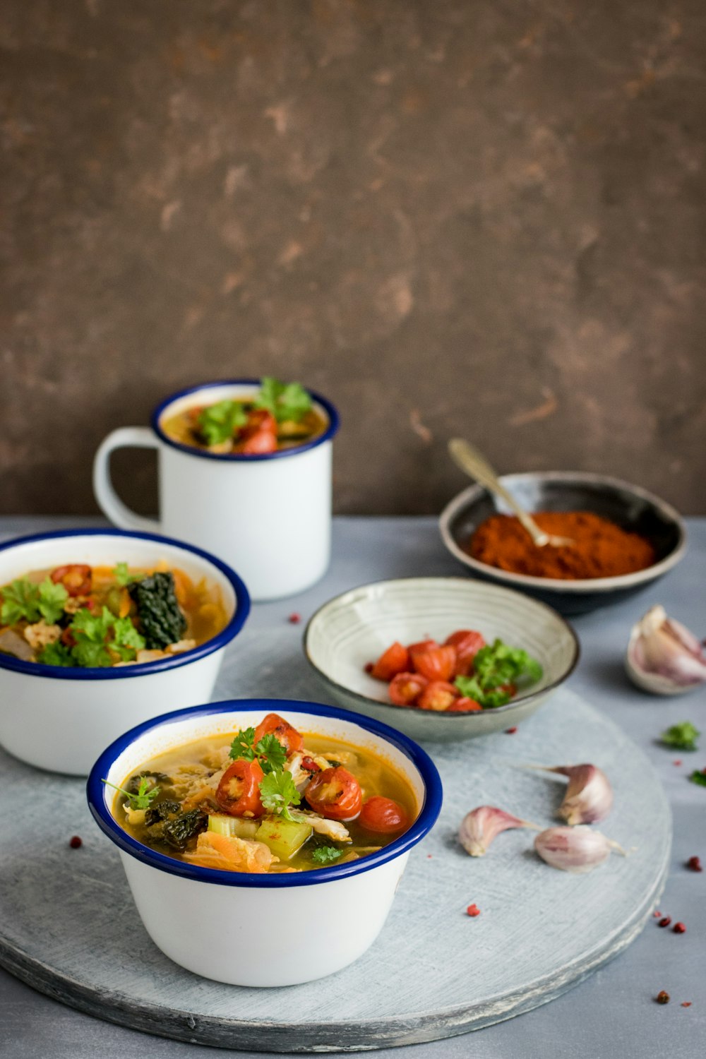 Platos de comida servidos en tazas y platillo