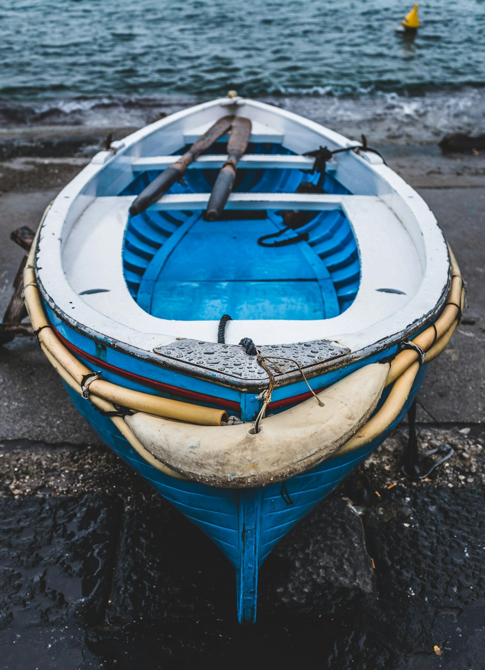 canoa à beira-mar