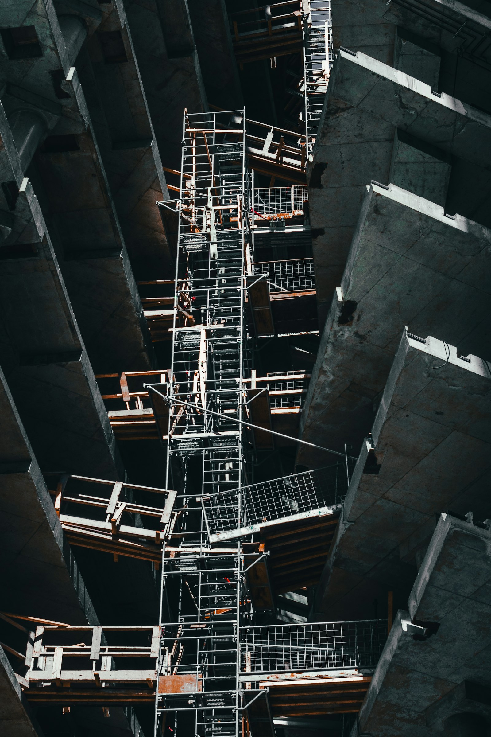 Canon EOS 7D Mark II + Canon EF 50mm F1.8 II sample photo. Metal scaffolding between building photography