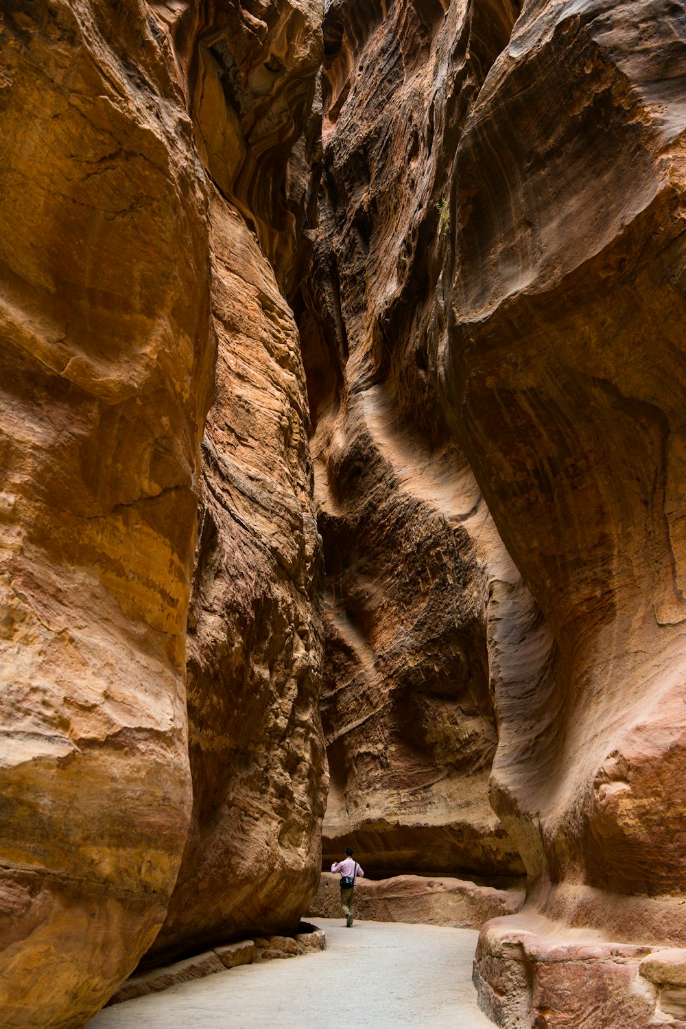 homem caminhando dentro do Antelope Canyon durante o dia