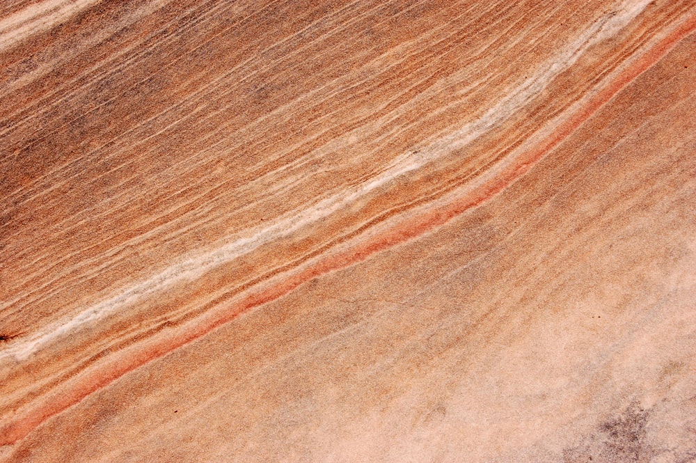 un morceau de bois brun et rouge