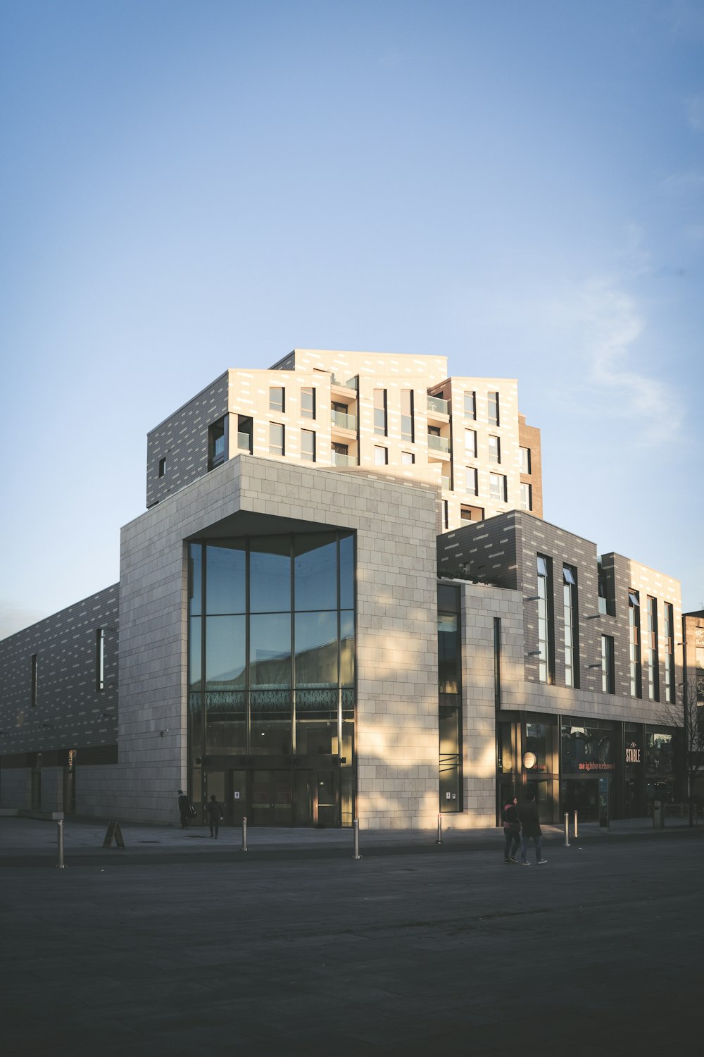 edificio grigio e bianco durante il giorno