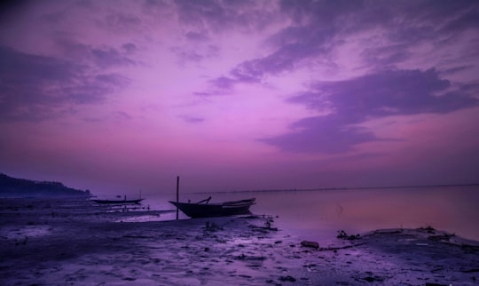 boat dock on shore in Naranarayan Setu Bridge India