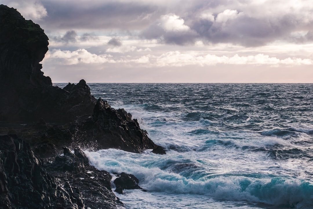 travelers stories about Cliff in Dritvik Djúpalónssandur, Iceland