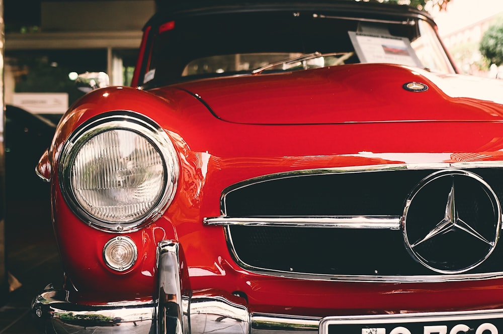 voiture Mercedes-Benz rouge