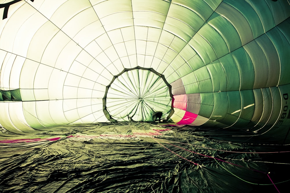 Fotografie eines Heißluftballons am Boden