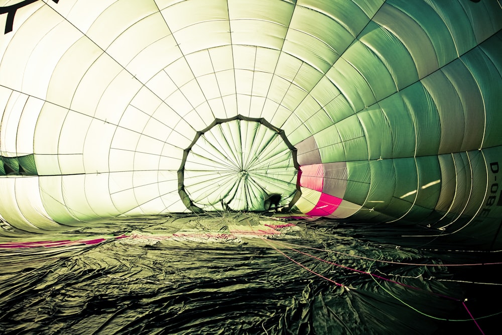 fotografia di mongolfiera a terra