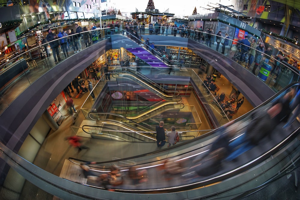Fotografía de lapso de tiempo de personas abarrotadas en los terrenos del centro comercial
