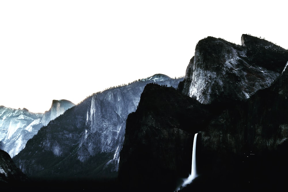 Fotografia de paisagem de montanhas negras