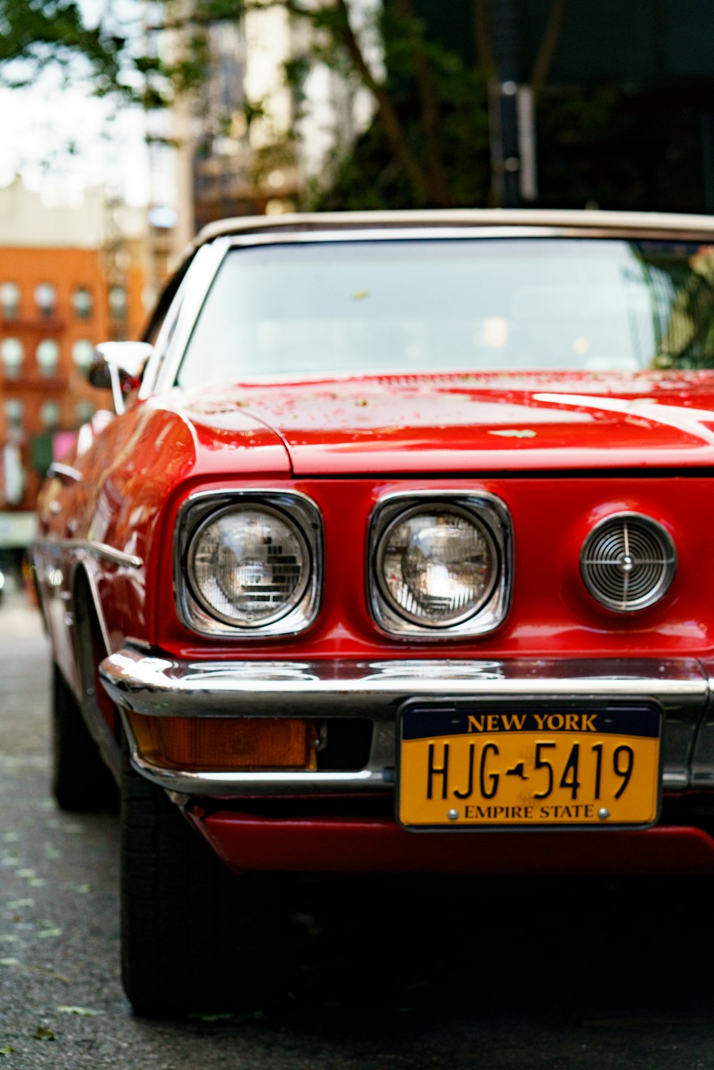 Nahaufnahme des roten Autos mit New Yorker HJG 5419 Nummernschild